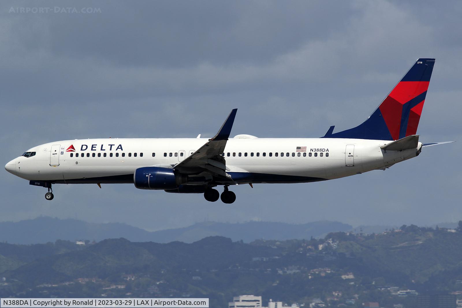 N388DA, 2000 Boeing 737-832 C/N 30375, at lax