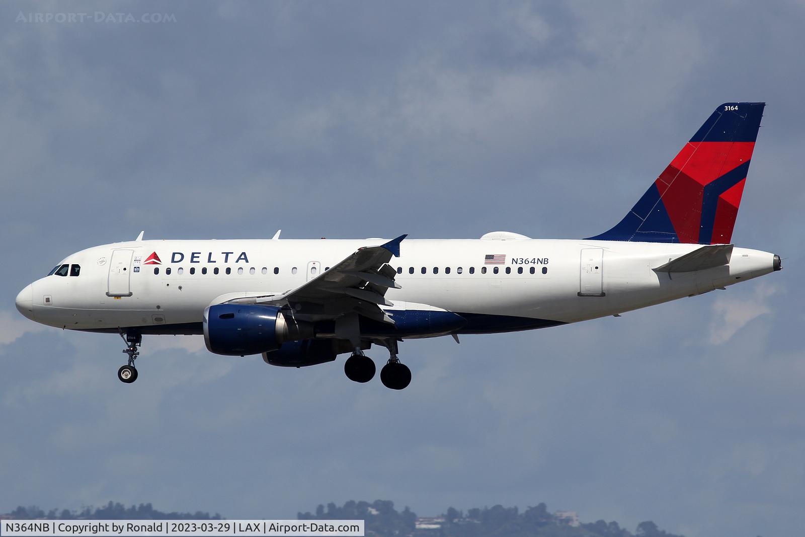 N364NB, 2003 Airbus A319-114 C/N 2002, at lax