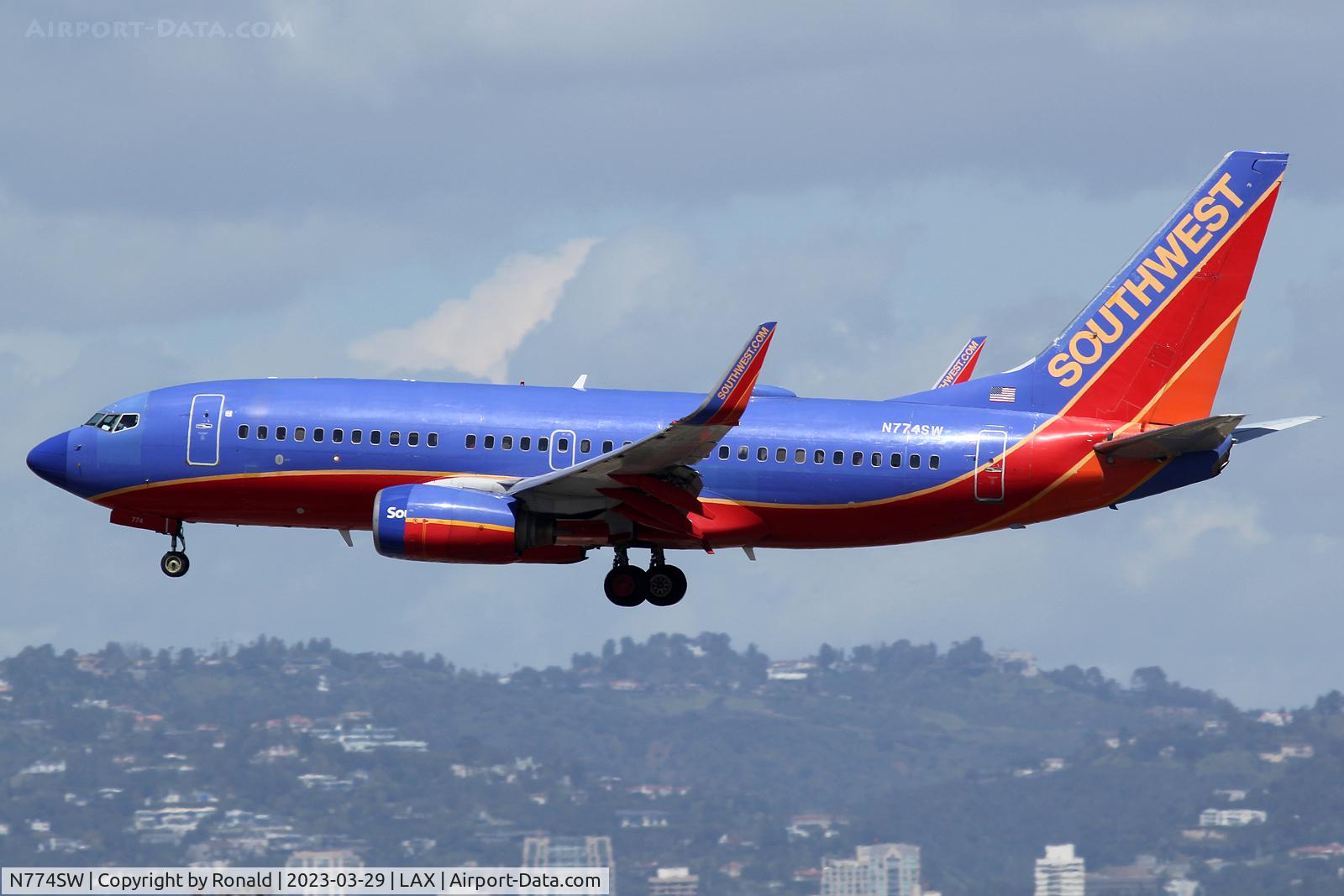 N774SW, 2000 Boeing 737-7H4 C/N 27882, at lax