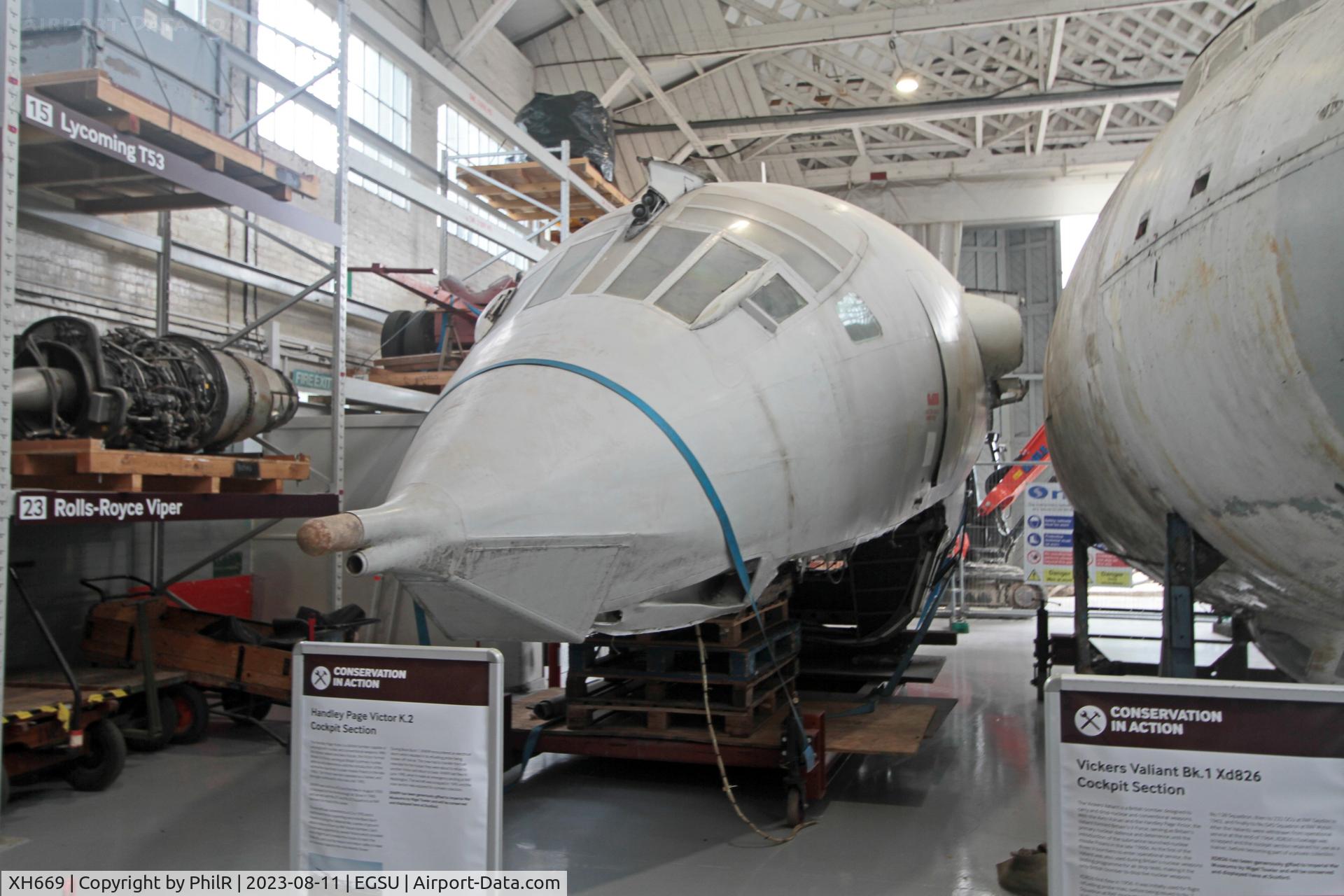 XH669, 1959 Handley Page Victor K.2 C/N HP80/54, XH669 1959 HP Victor K2 forward fuselage only IWM Duxford