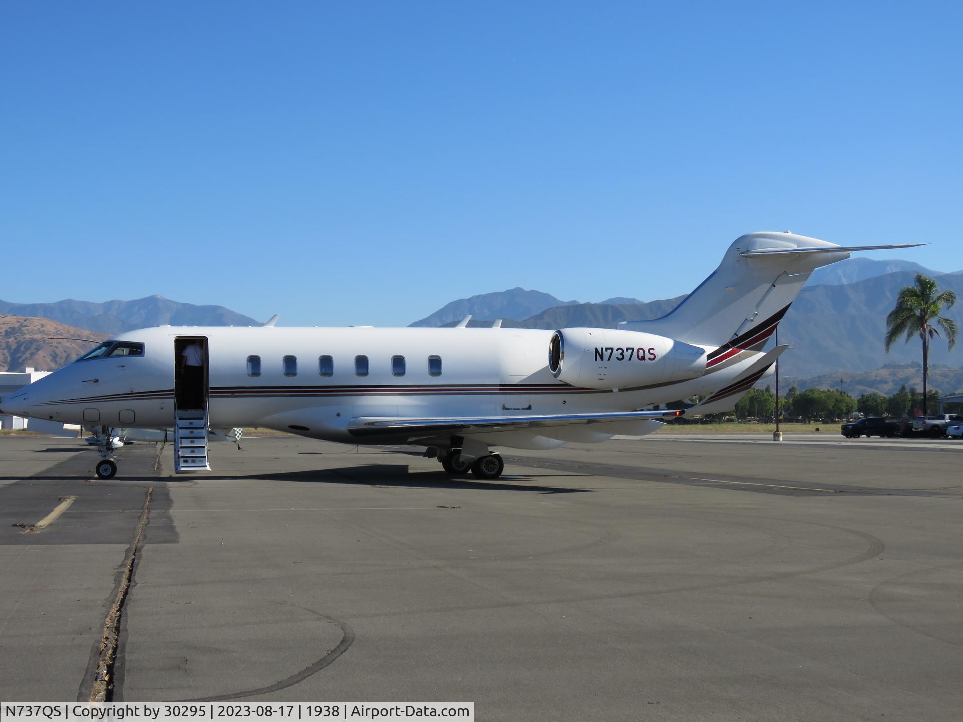 N737QS, 2017 Bombardier Challenger 350 C/N 20682, Door open and waiting