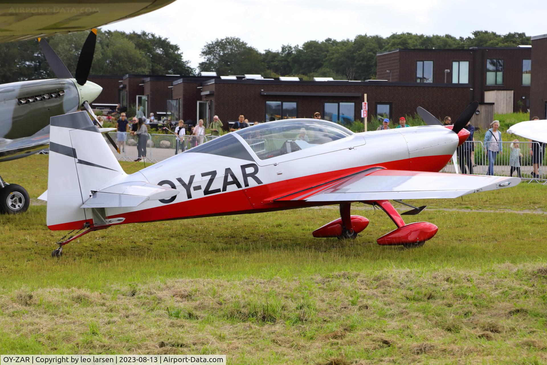 OY-ZAR, 1998 Extra EA-300/200 C/N 022, Værløse 13.8.2023