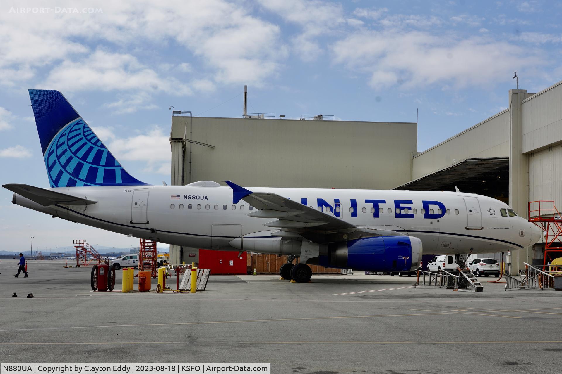 N880UA, 2005 Airbus A319-132 C/N 2426, SFO 2023.