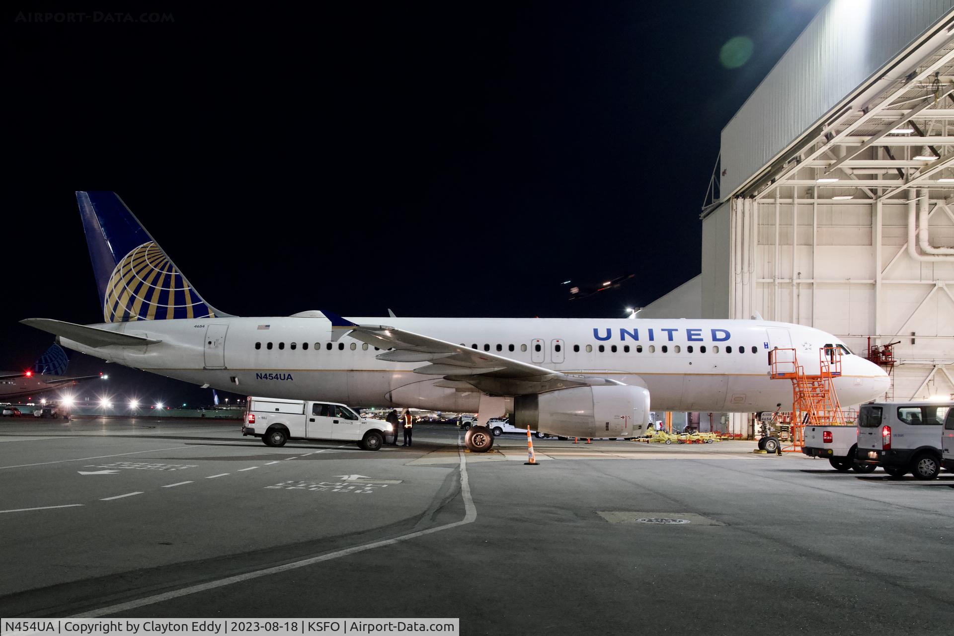 N454UA, 1999 Airbus A320-232 C/N 1104, SFO 2023.