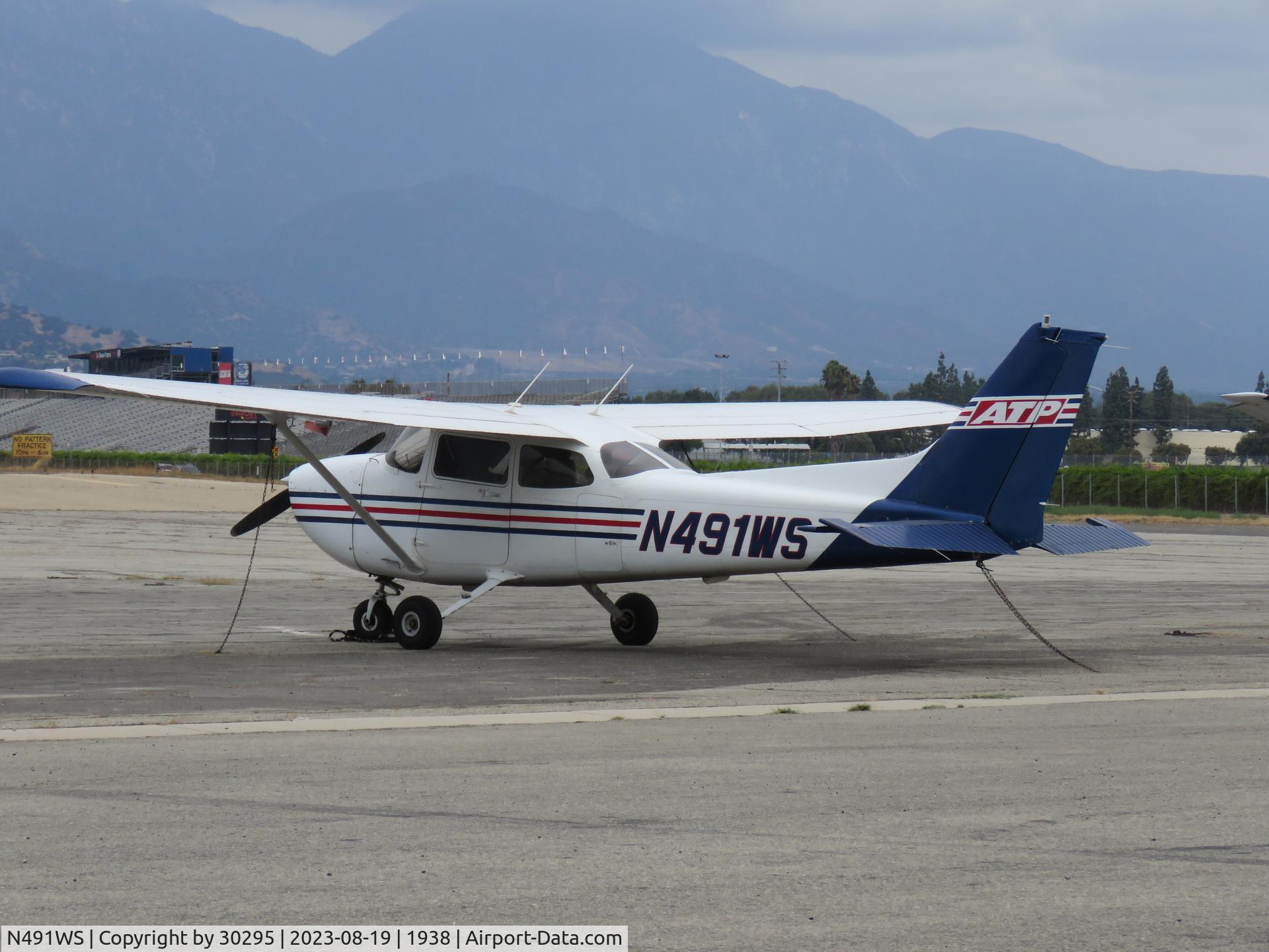 N491WS, 1999 Cessna 172S C/N 172S-8305, Parked