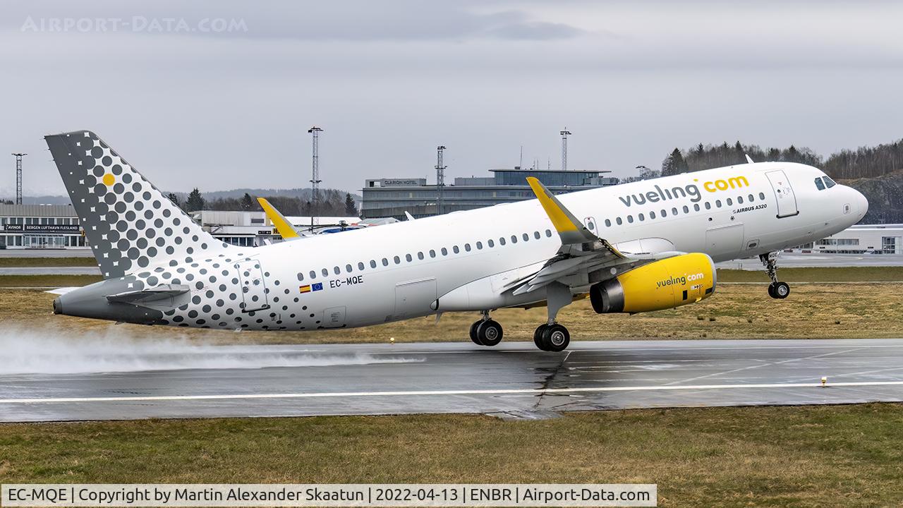 EC-MQE, 2017 Airbus A320-232 C/N 7585, Lifting off rwy. 17.