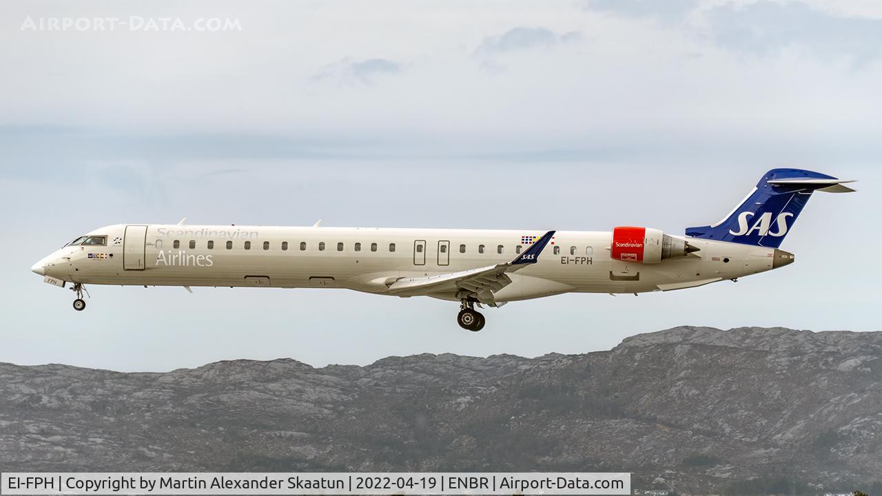 EI-FPH, 2016 Bombardier CRJ-900LR (CL-600-2D24) C/N 15409, Short final runway 17.