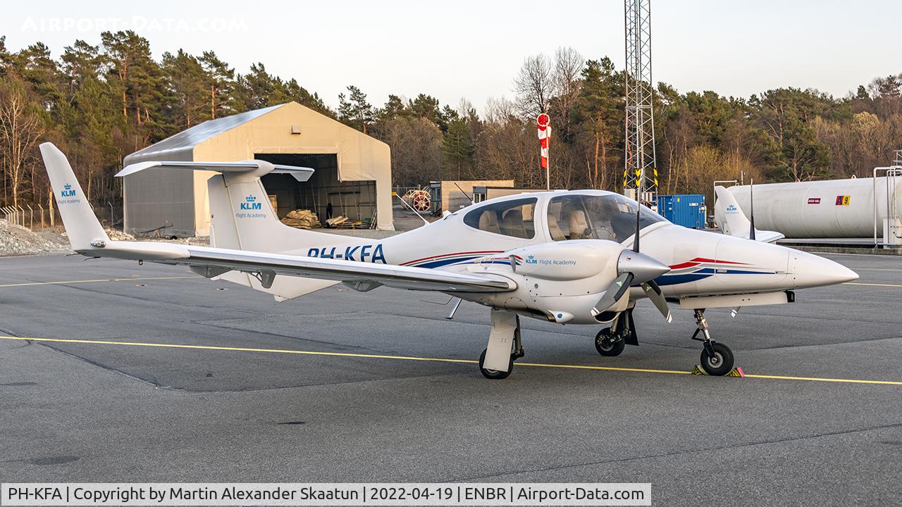 PH-KFA, 2014 Diamond DA-42NG Twin Star C/N 42.N138, Parked overnight.