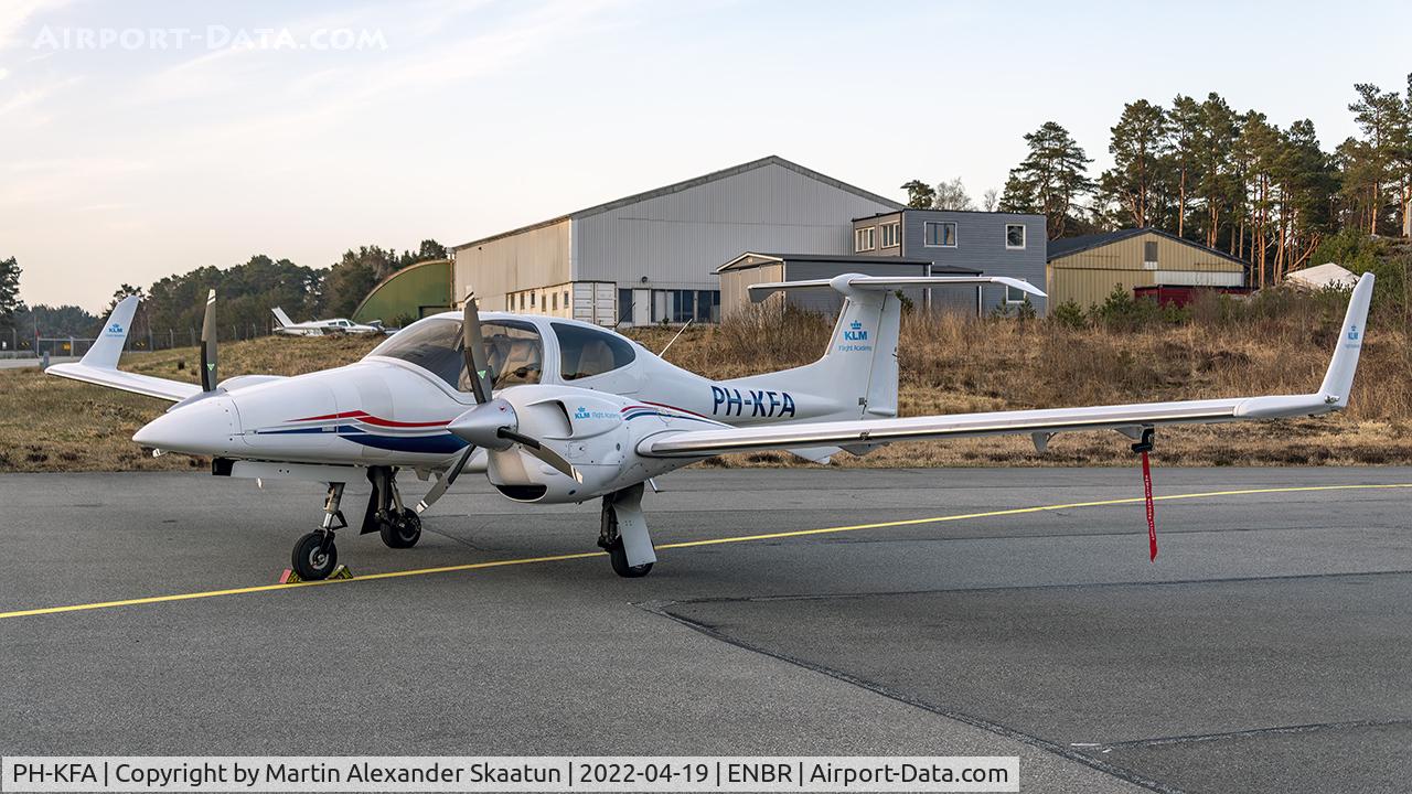 PH-KFA, 2014 Diamond DA-42NG Twin Star C/N 42.N138, Parked overnight.