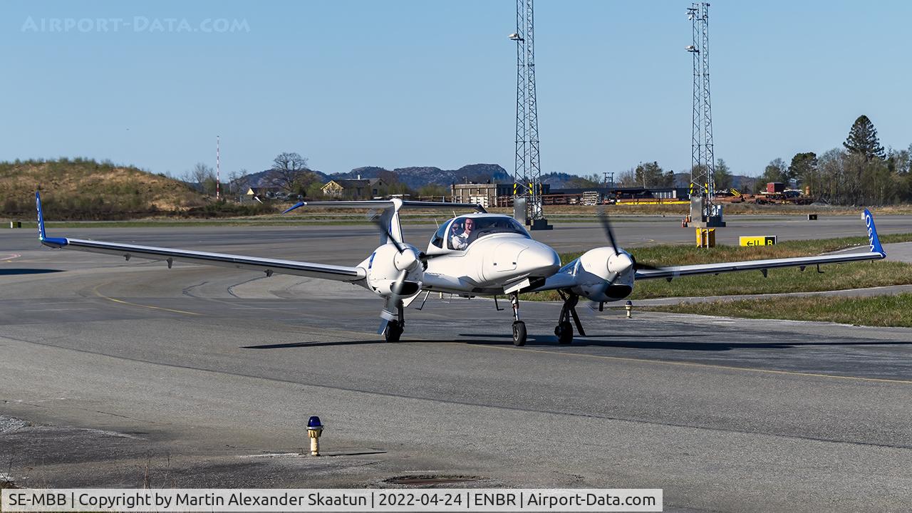 SE-MBB, 2008 Diamond DA-42 Twin Star C/N 42.338, Taxying to parking.