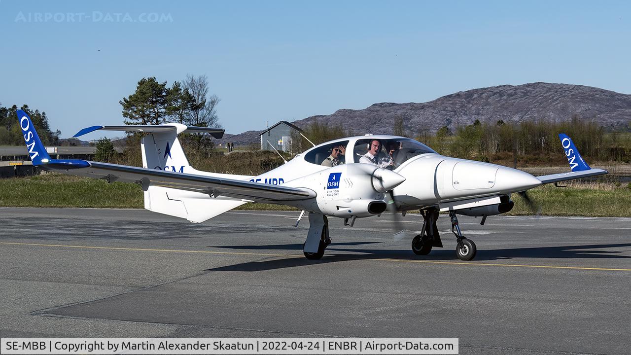 SE-MBB, 2008 Diamond DA-42 Twin Star C/N 42.338, Taxying to parking.