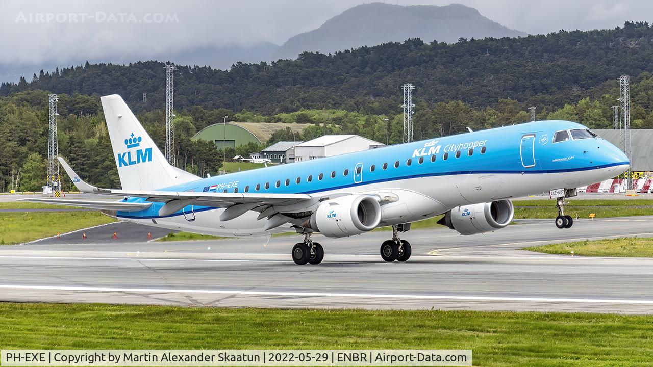 PH-EXE, 2015 Embraer 190STD (ERJ-190-100) C/N 19000687, Takeoff runway 17.