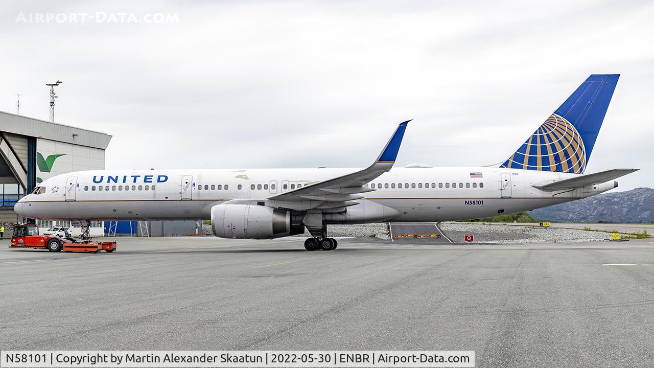 N58101, 1994 Boeing 757-224 C/N 27291, Towed to the hangar due to a fault with the nosegear steering.