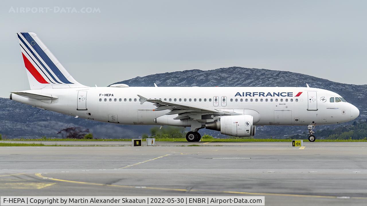 F-HEPA, 2009 Airbus A320-214 C/N 4139, Taxying for departure.