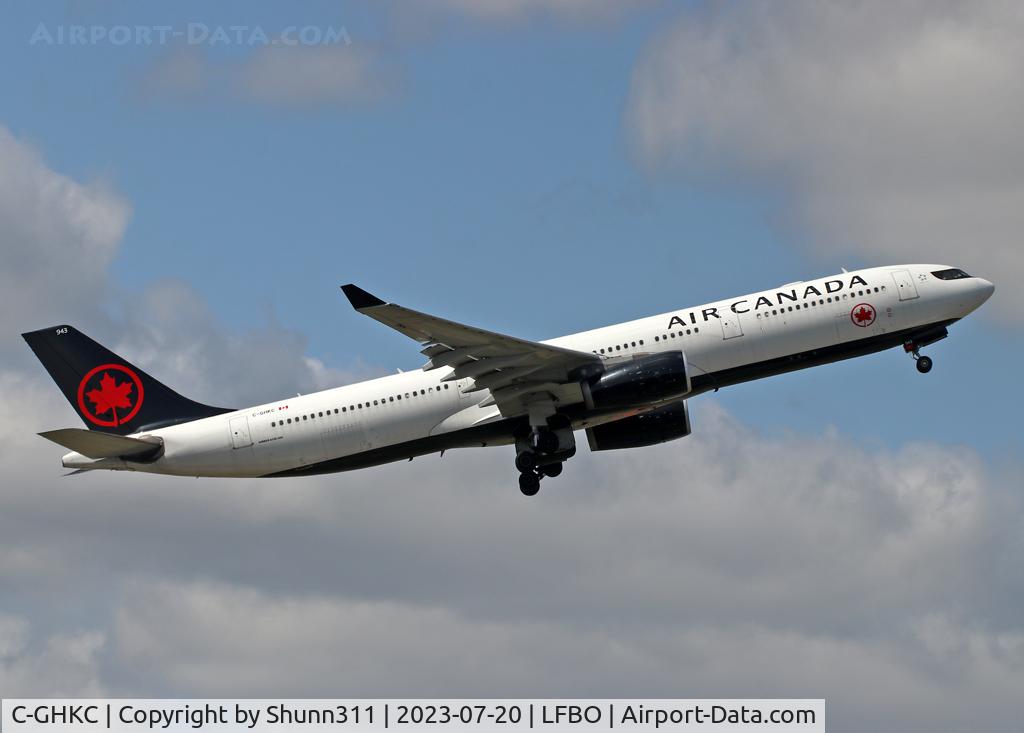 C-GHKC, 2009 Airbus A330-343X C/N 986, Taking off from rwy 32L in new c/s