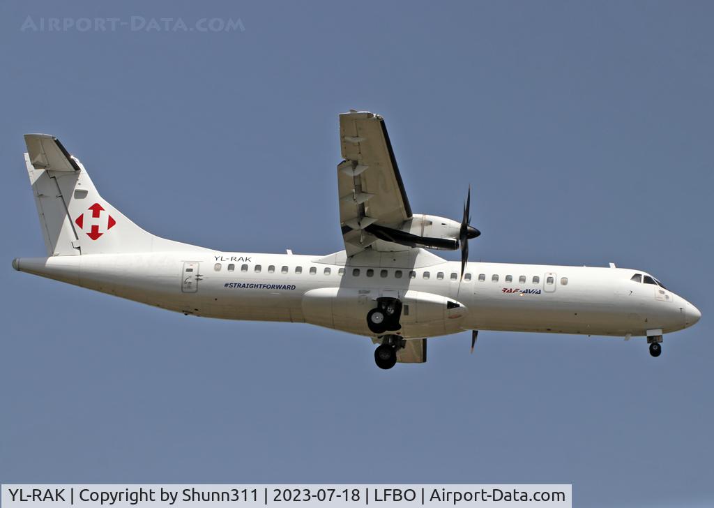 YL-RAK, 1997 ATR 72-212A C/N 499, Landing rwy 14R
