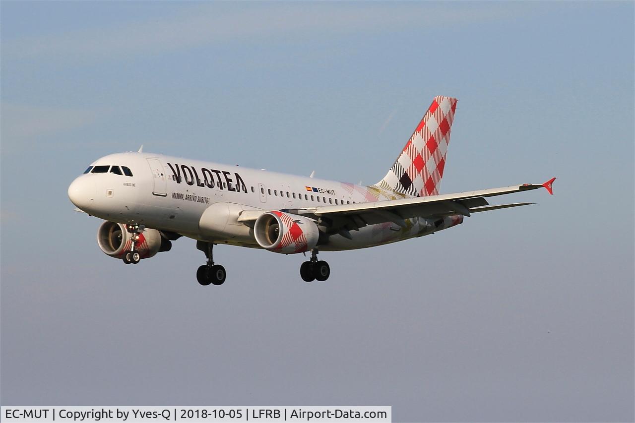 EC-MUT, 2004 Airbus A319-111 C/N 2240, Airbus A319-111, On final rwy 25L, Brest-Bretagne Airport (LFRB-BES)