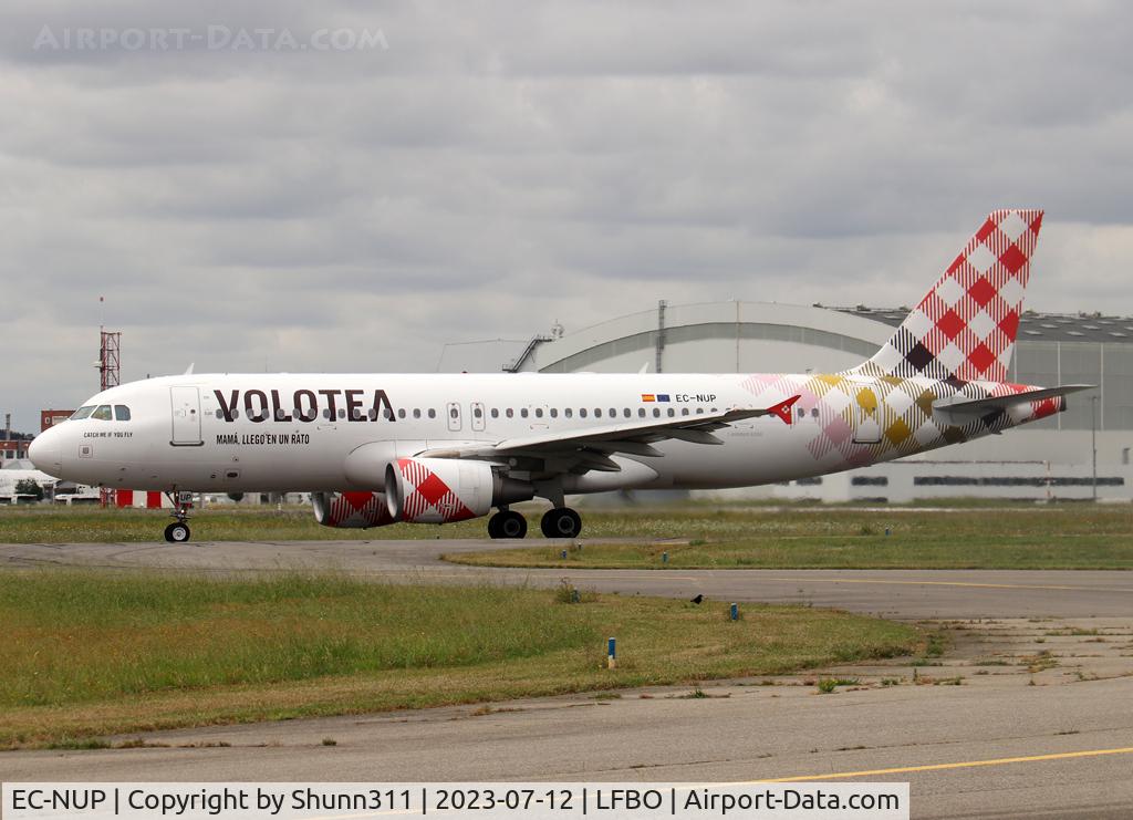 EC-NUP, 2012 Airbus A320-214 C/N 5304, Taxiing holding point rwy 32R for departure...