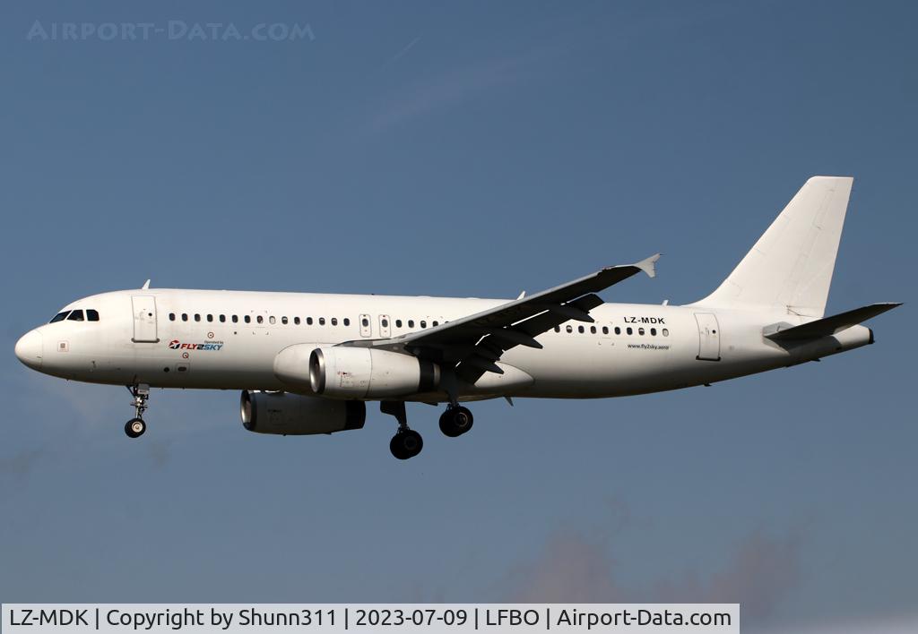 LZ-MDK, 2001 Airbus A320-232 C/N 1422, Landing rwy 14R... Air Arabia Maroc flight...