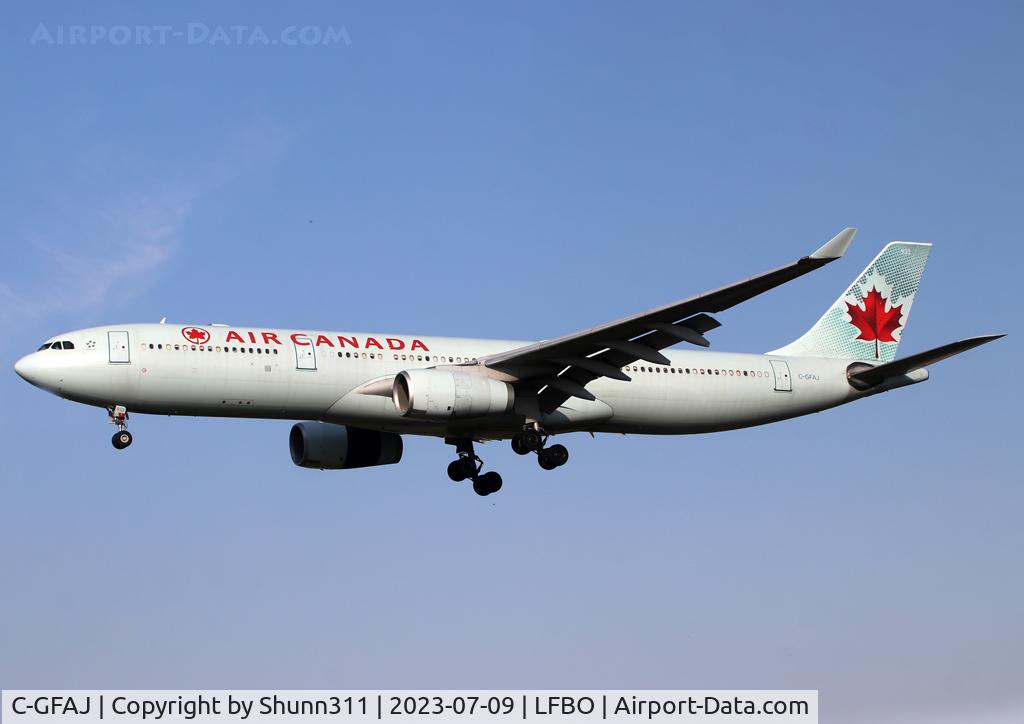 C-GFAJ, 1999 Airbus A330-343X C/N 0284, Landing rwy 14R in old c/s