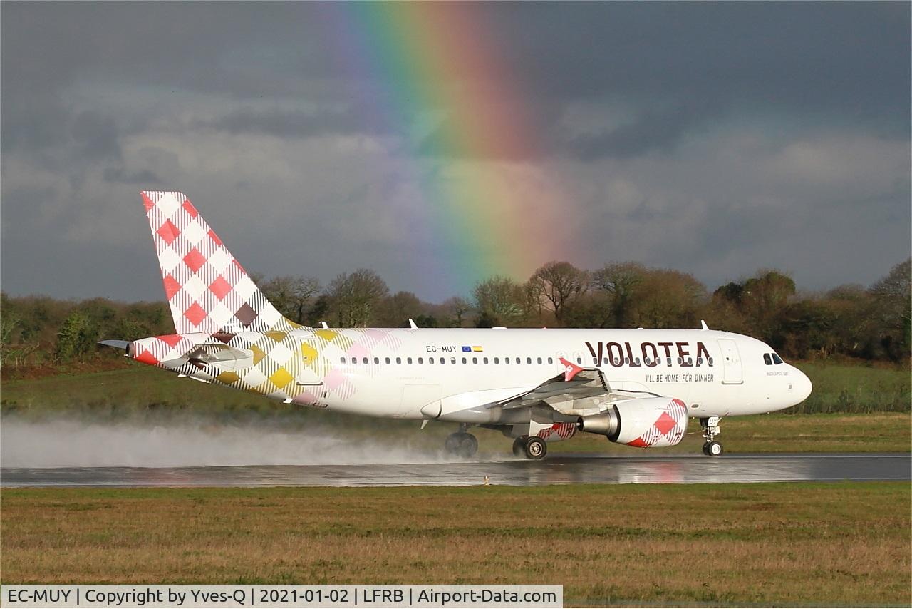 EC-MUY, 2003 Airbus A319-111 C/N 2050, Airbus A319-111, Take off run rwy 07R, Brest-Bretagne airport (LFRB-BES)