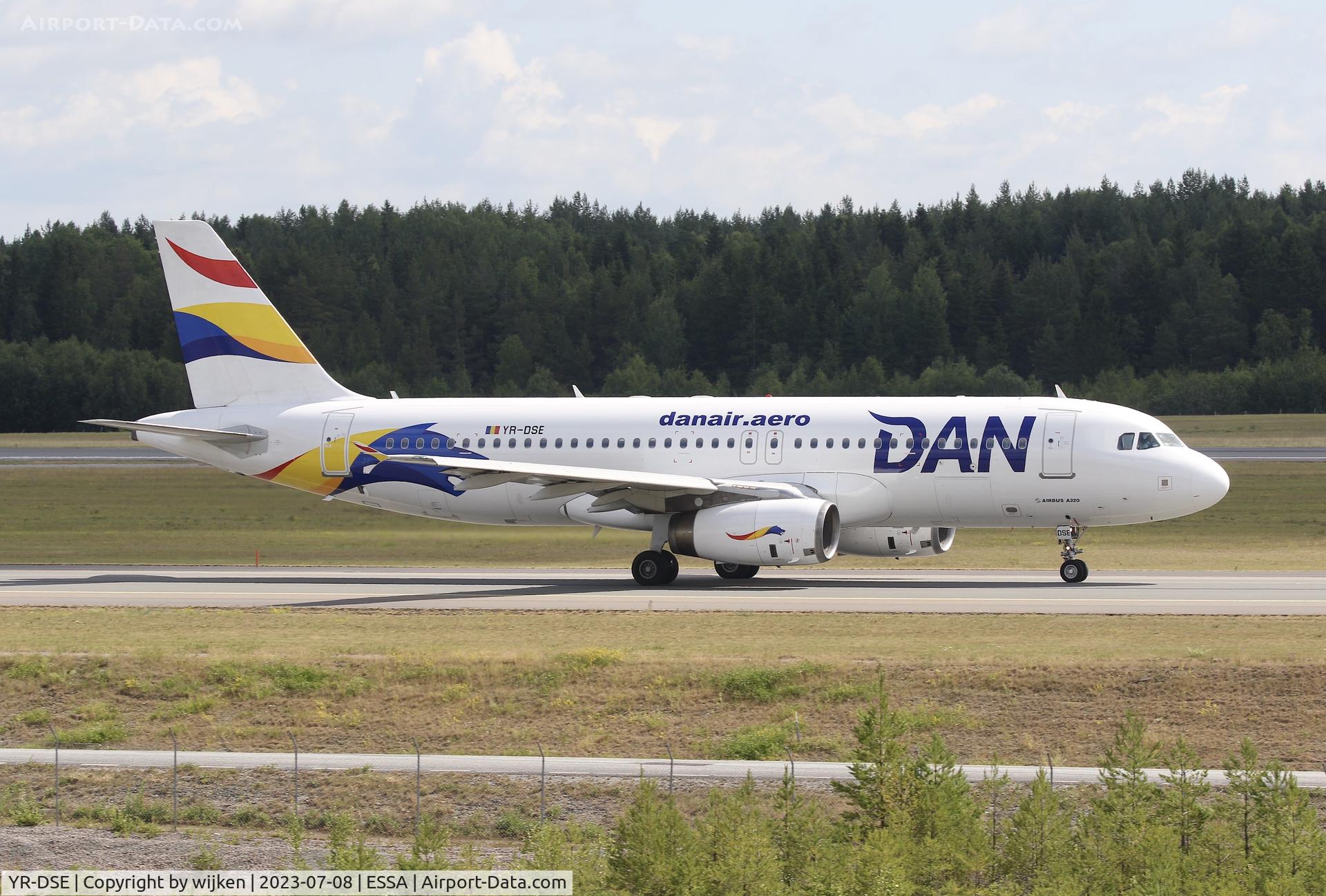 YR-DSE, 2005 Airbus A320-232 C/N 2474, TWY W