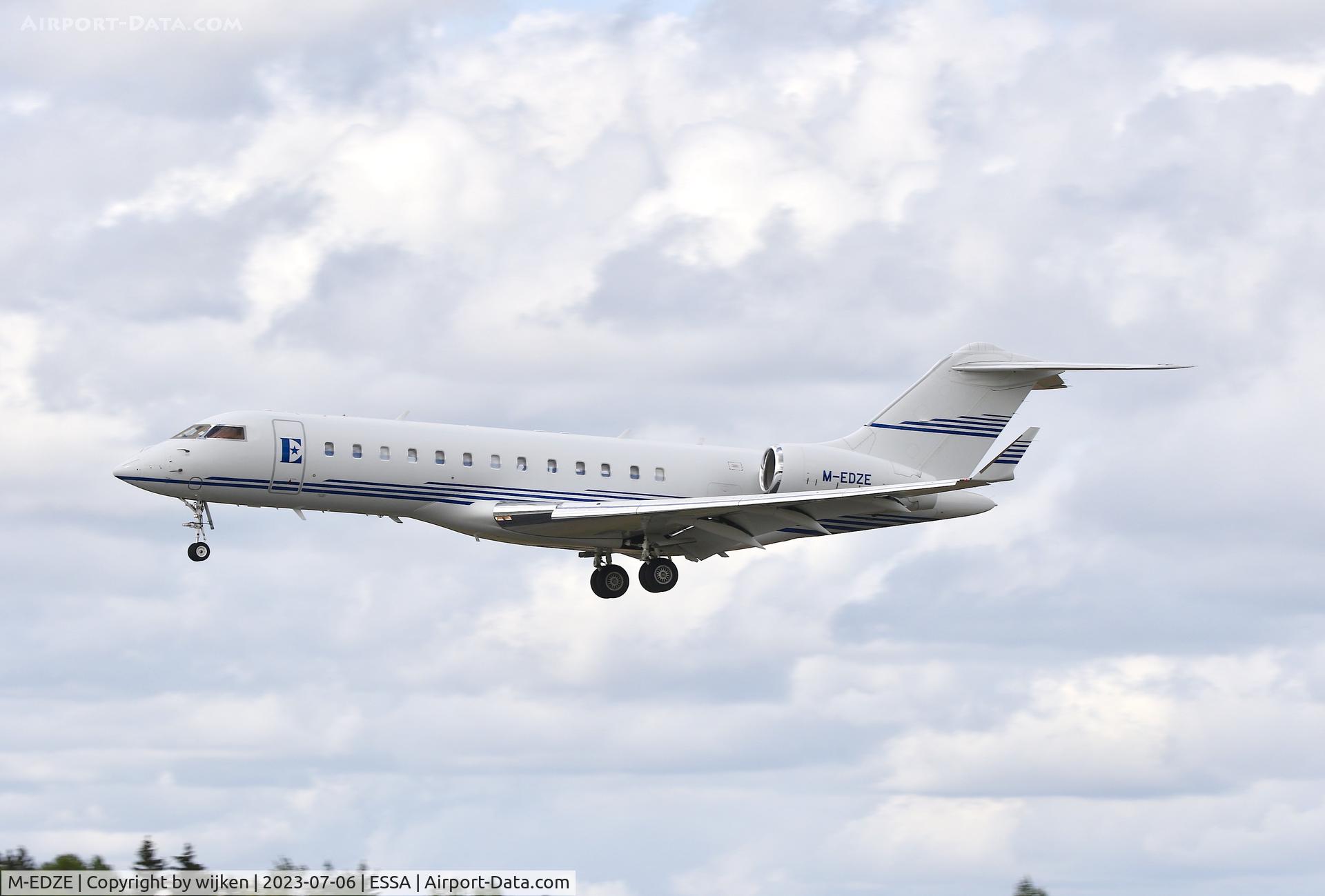 M-EDZE, 2001 Bombardier BD-700-1A10 Global Express C/N 9097, RWY 26