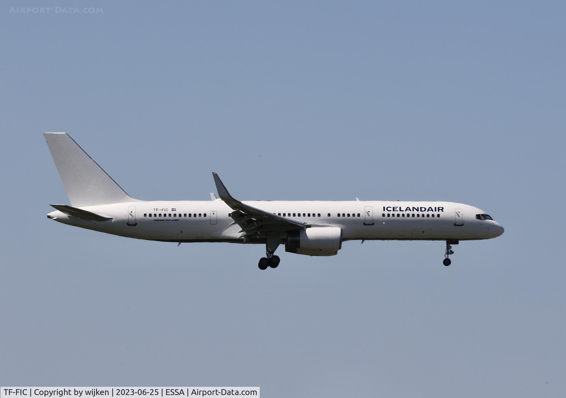 TF-FIC, 2000 Boeing 757-23N C/N 30735, RWY 01L