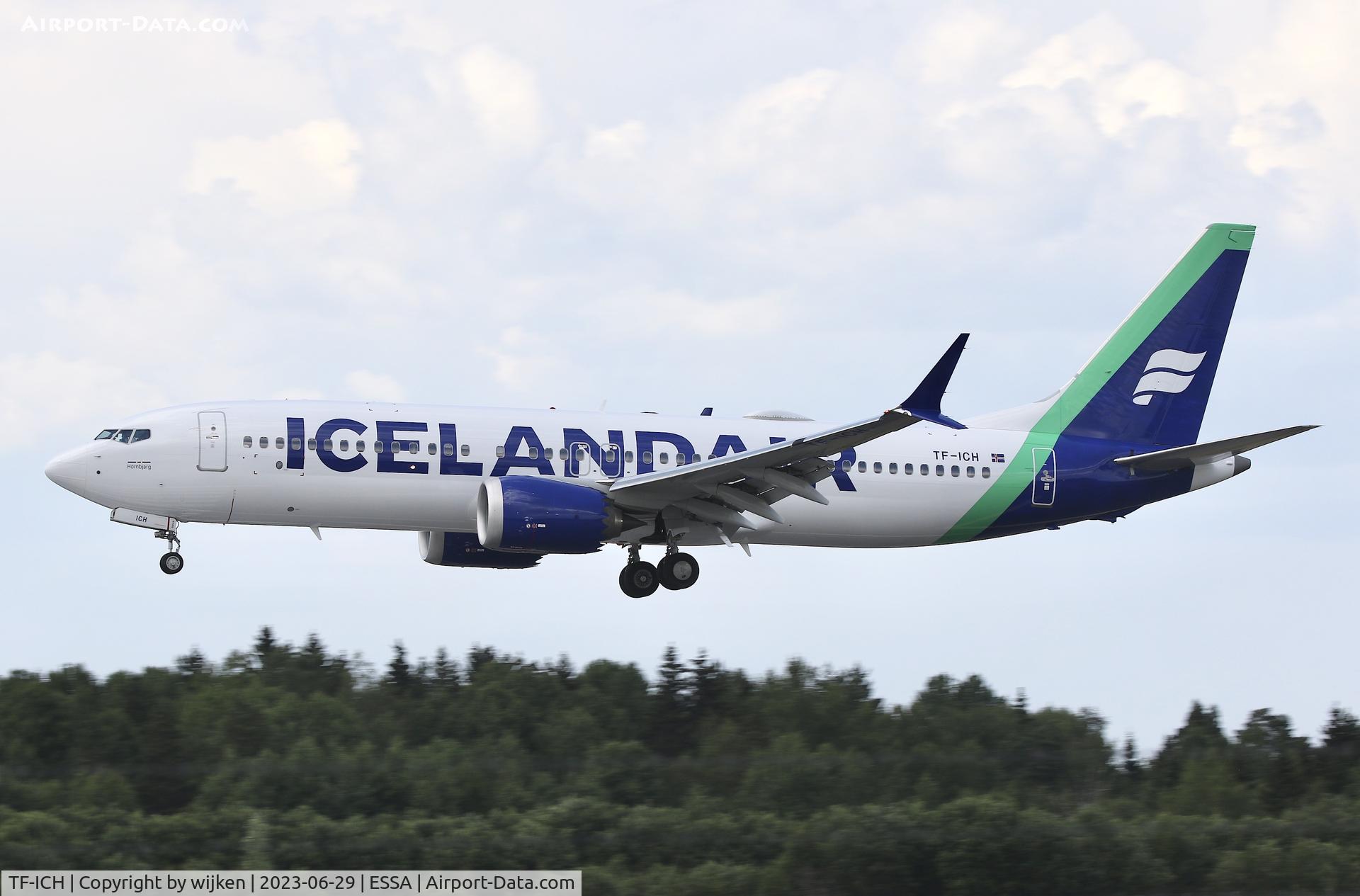 TF-ICH, 2018 Boeing 737-8 MAX C/N 42831, RWY 26
