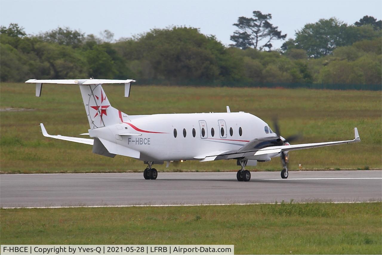 F-HBCE, 1998 Beech 1900D C/N UE-323, Raytheon Aircraft Company 1900D, Take off run rwy 07R, Brest-Guipavas Airport (LFRB-BES)
