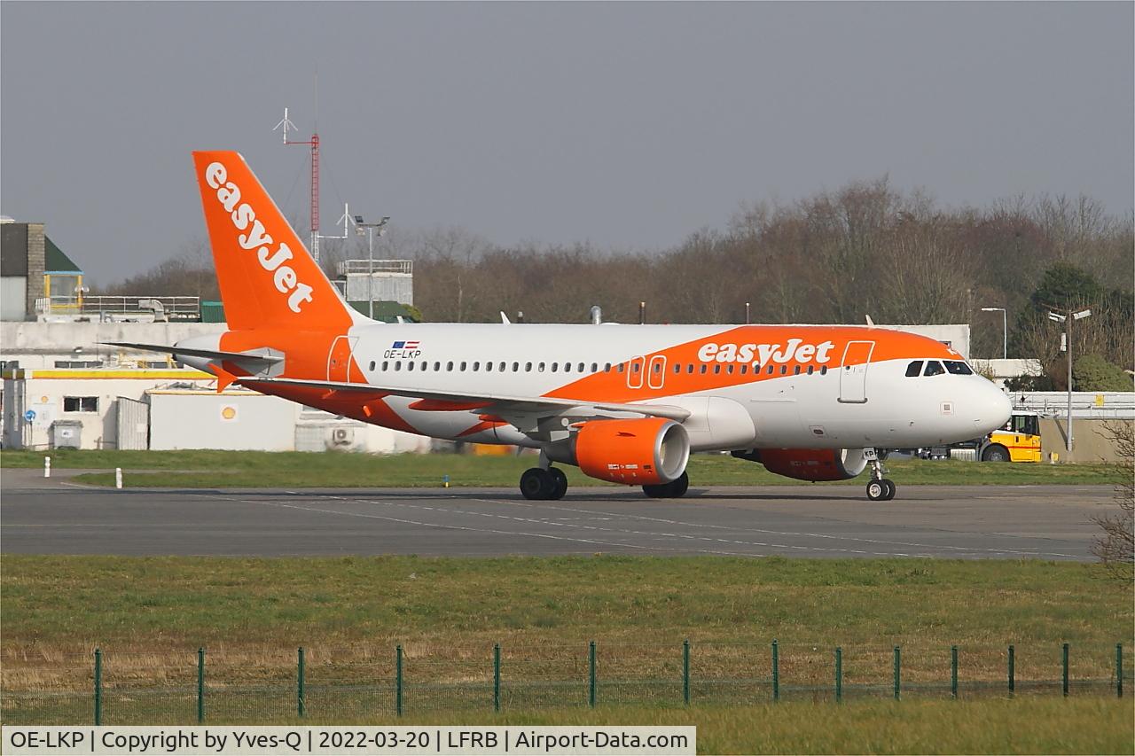 OE-LKP, 2008 Airbus A319-111 C/N 3702, Airbus A319-111, Taxiing to boarding ramp, Brest-Bretagne airport (LFRB-BES)