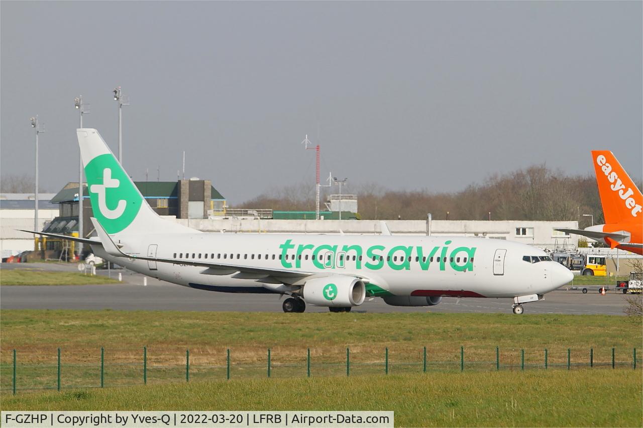 F-GZHP, 2000 Boeing 737-8K2 C/N 44566, Boeing 737-8K2, Taxiing to boarding ramp, Brest-Bretagne Airport (LFRB-BES)