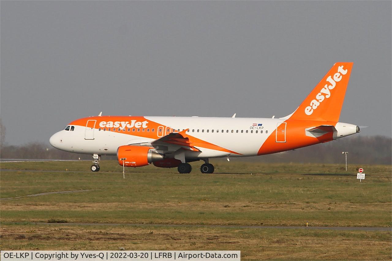 OE-LKP, 2008 Airbus A319-111 C/N 3702, Airbus A319-111, Taxiing to rwy 25L, Brest-Bretagne airport (LFRB-BES)