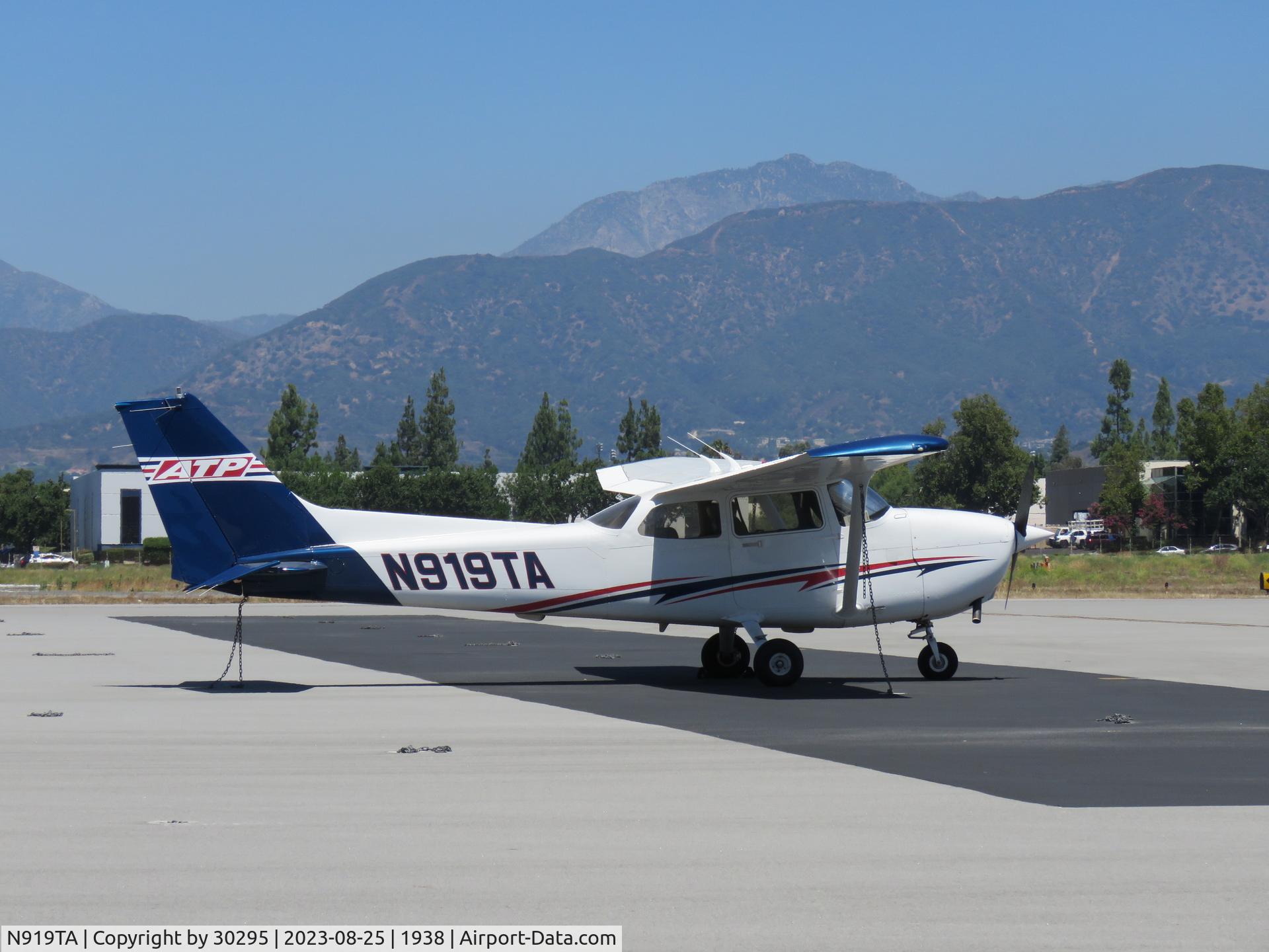 N919TA, 2000 Cessna 172R C/N 172-80843, Parked