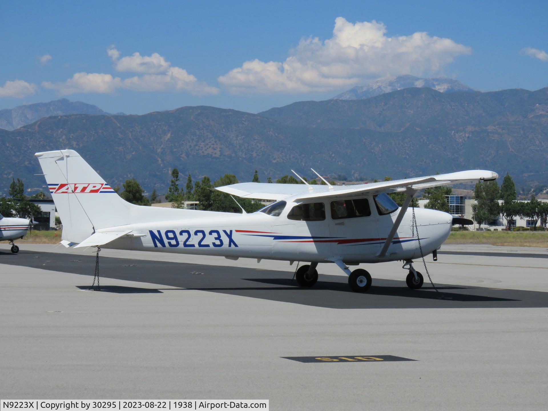 N9223X, 2014 Cessna 172S C/N 172S-11501, Parked