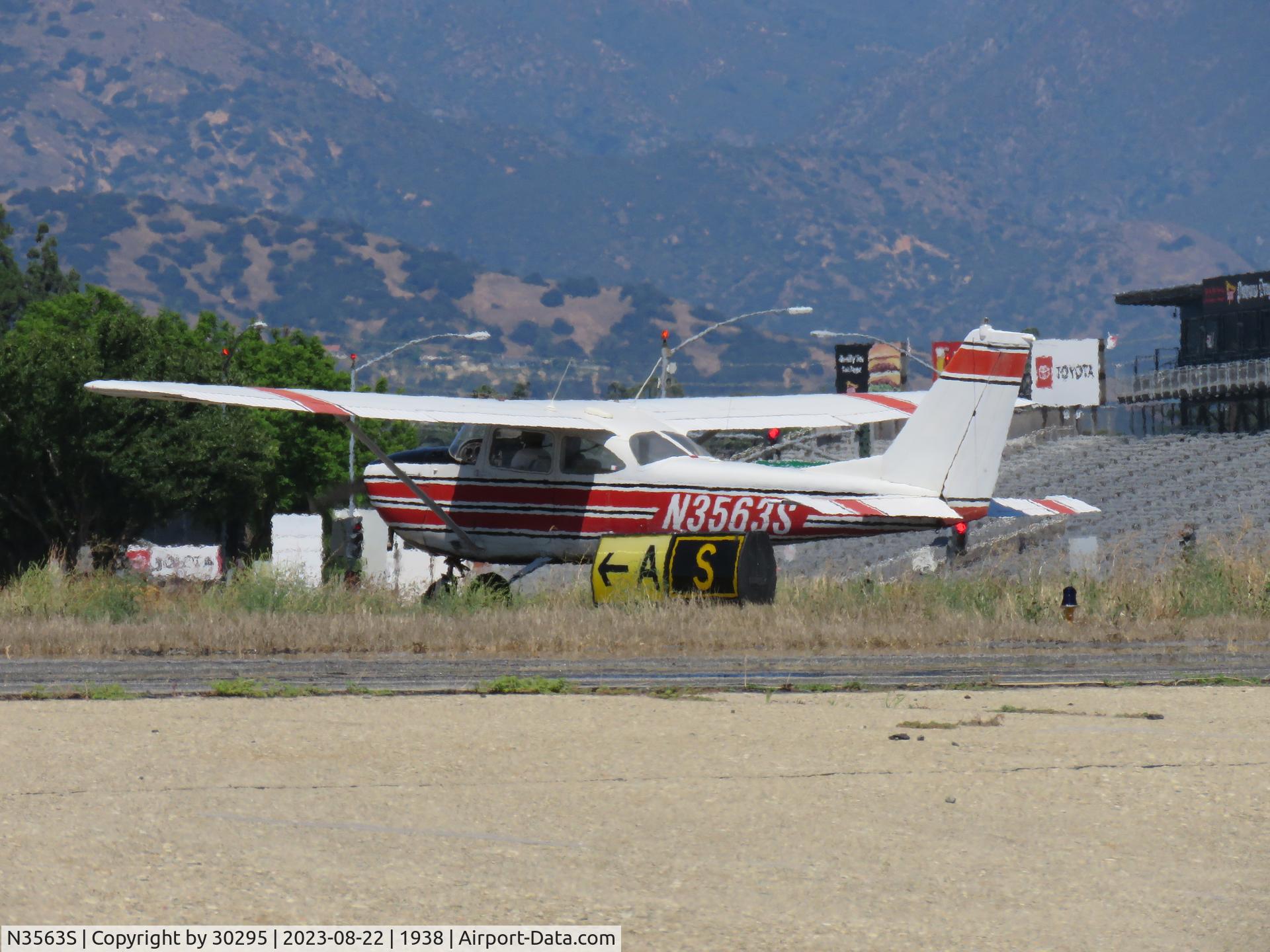 N3563S, 1964 Cessna 172E C/N 17250763, Holding short of runway