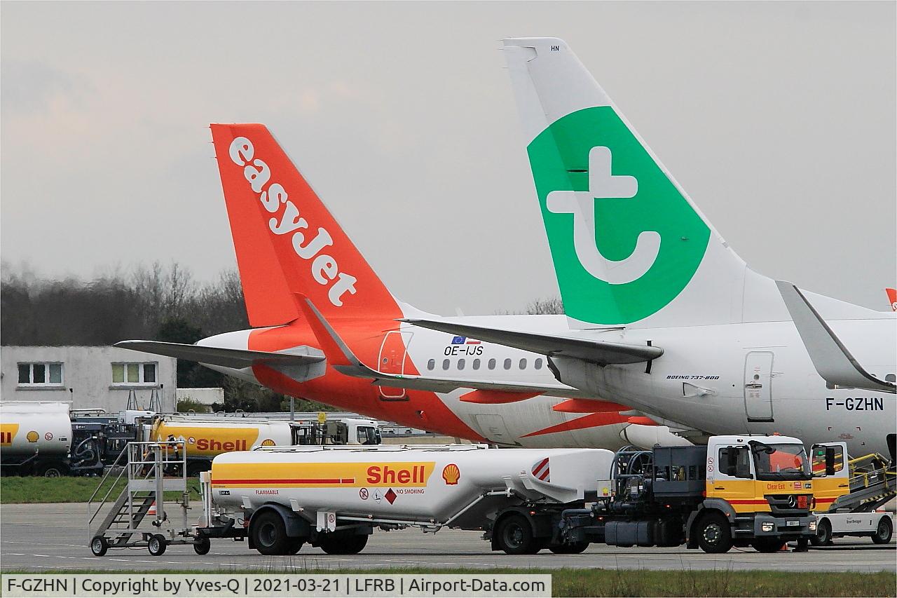 F-GZHN, 1999 Boeing 737-85H C/N 29445, Boeing 737-85H, Boarding ramp, Brest-Bretagne airport (LFRB-BES)