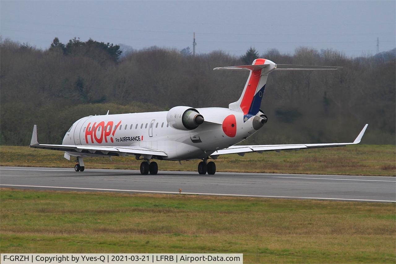 F-GRZH, 2003 Bombardier CRJ-702 (CL-600-2C10) Regional Jet C/N 10089, Bombardier CRJ-702, Taxiing rwy 07R, Brest-Bretagne airport (LFRB-BES)