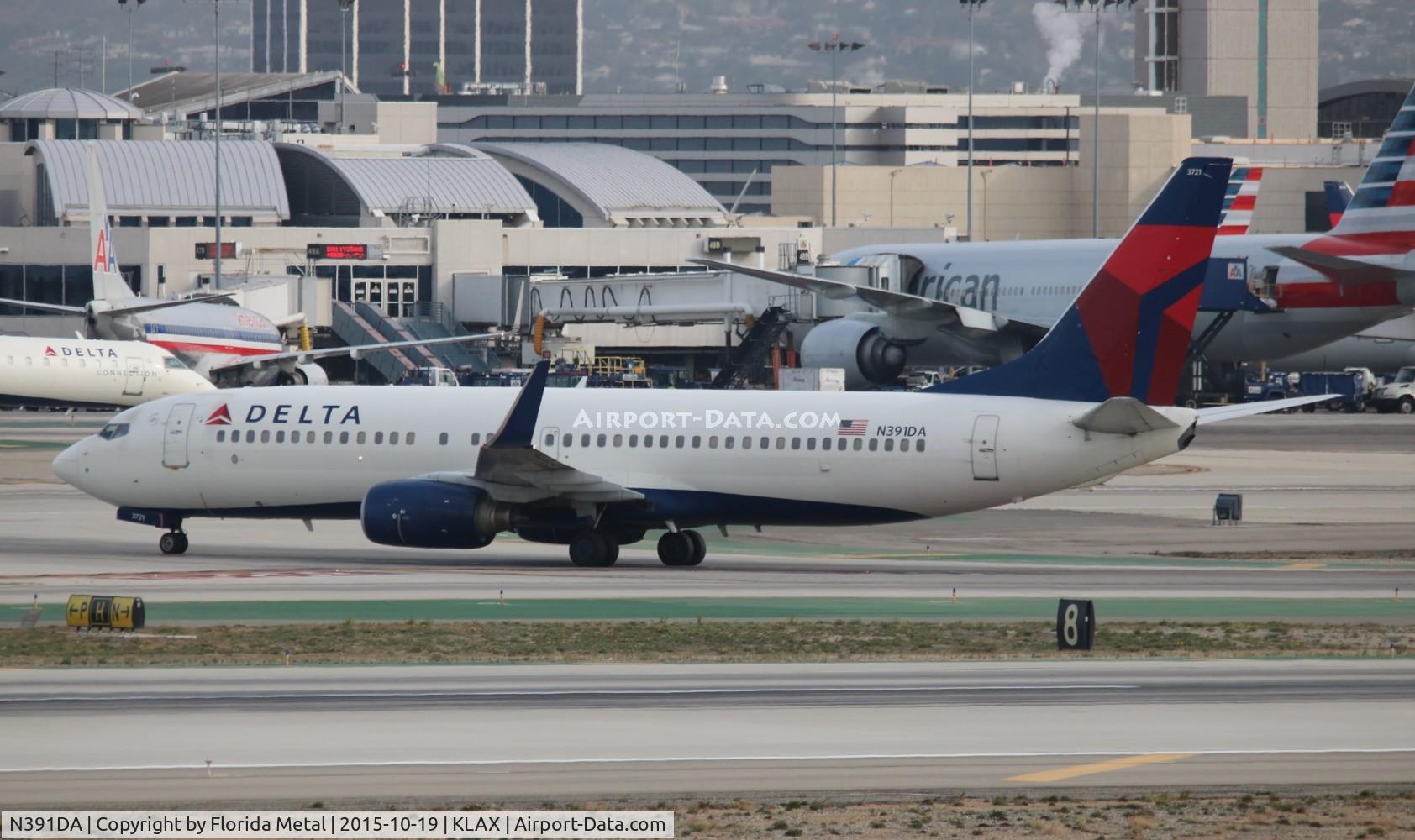 N391DA, 2000 Boeing 737-832 C/N 30560, DAL 738 zx in from SAN