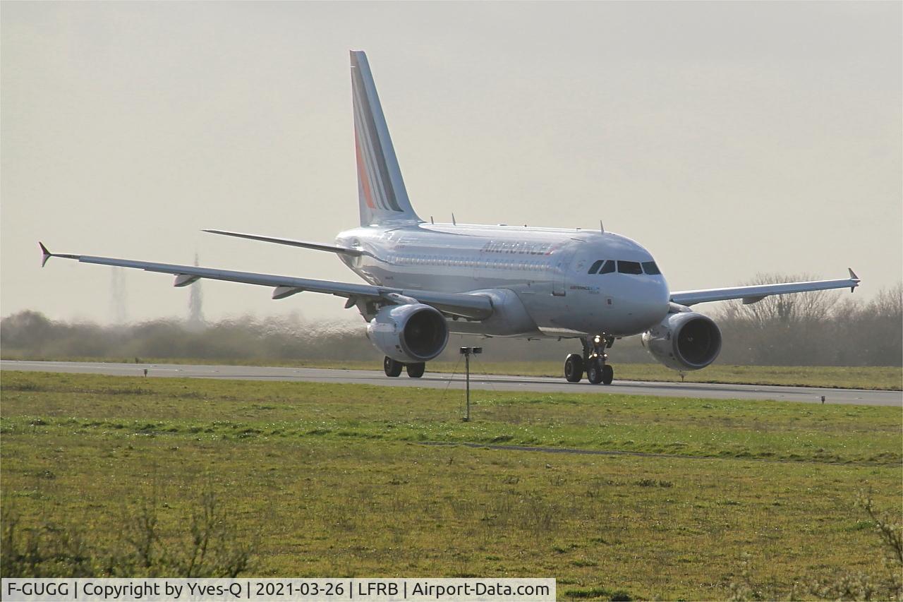 F-GUGG, 2004 Airbus A318-111 C/N 2317, Airbus A318-111, Taxiing  rwy 25L, Brest-Bretagne airport (LFRB-BES)