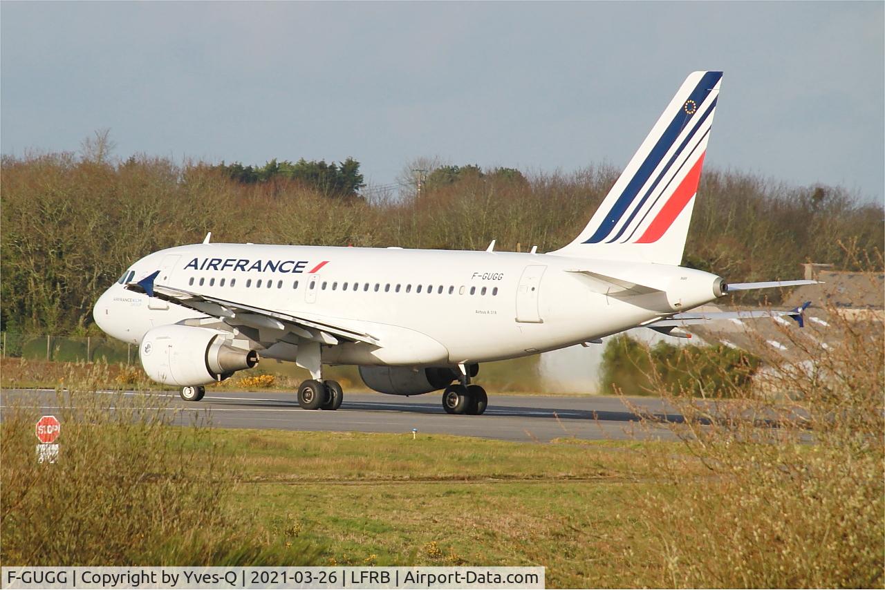 F-GUGG, 2004 Airbus A318-111 C/N 2317, Airbus A318-111, Lining up  rwy 25L, Brest-Bretagne airport (LFRB-BES)