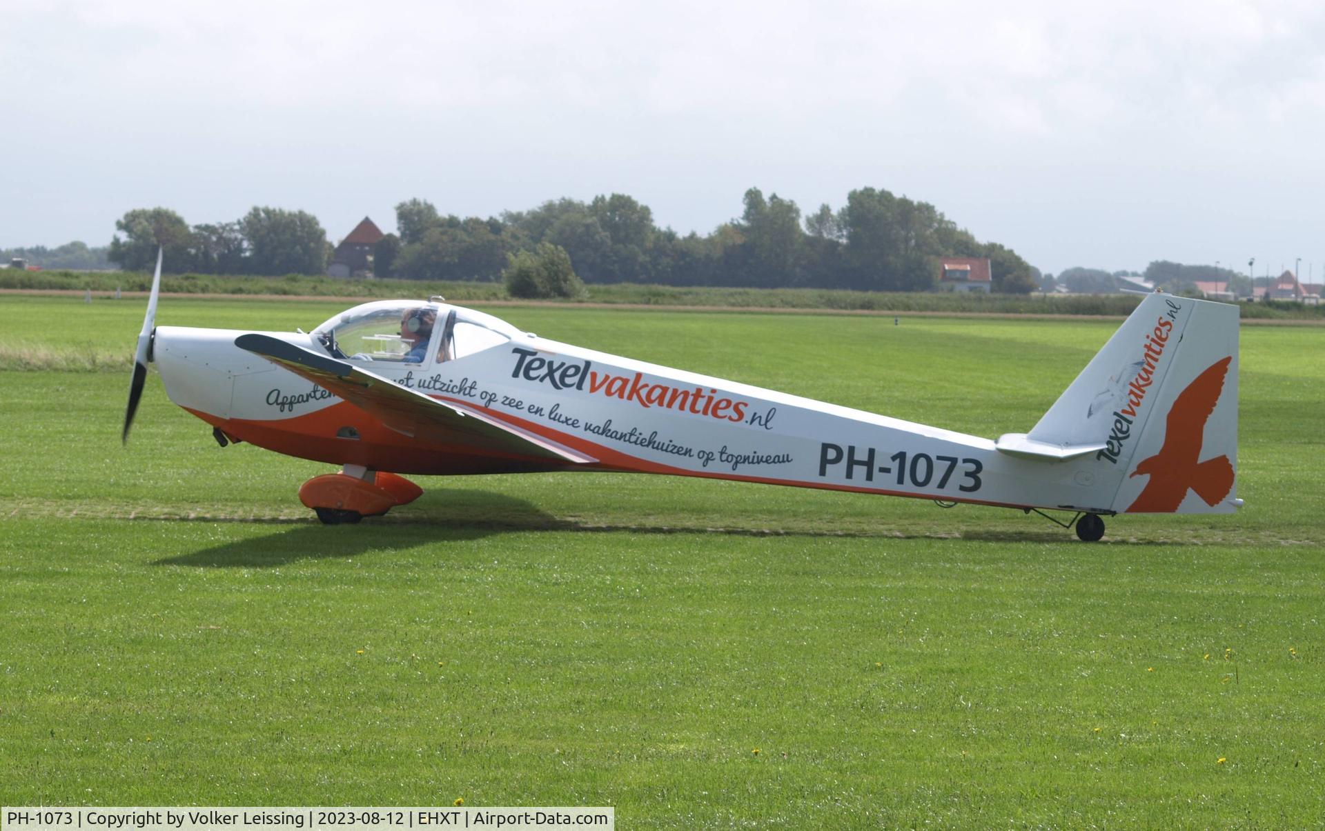 PH-1073, 1996 Scheibe SF-25C Falke C/N 44602, taxi to runway in new colours