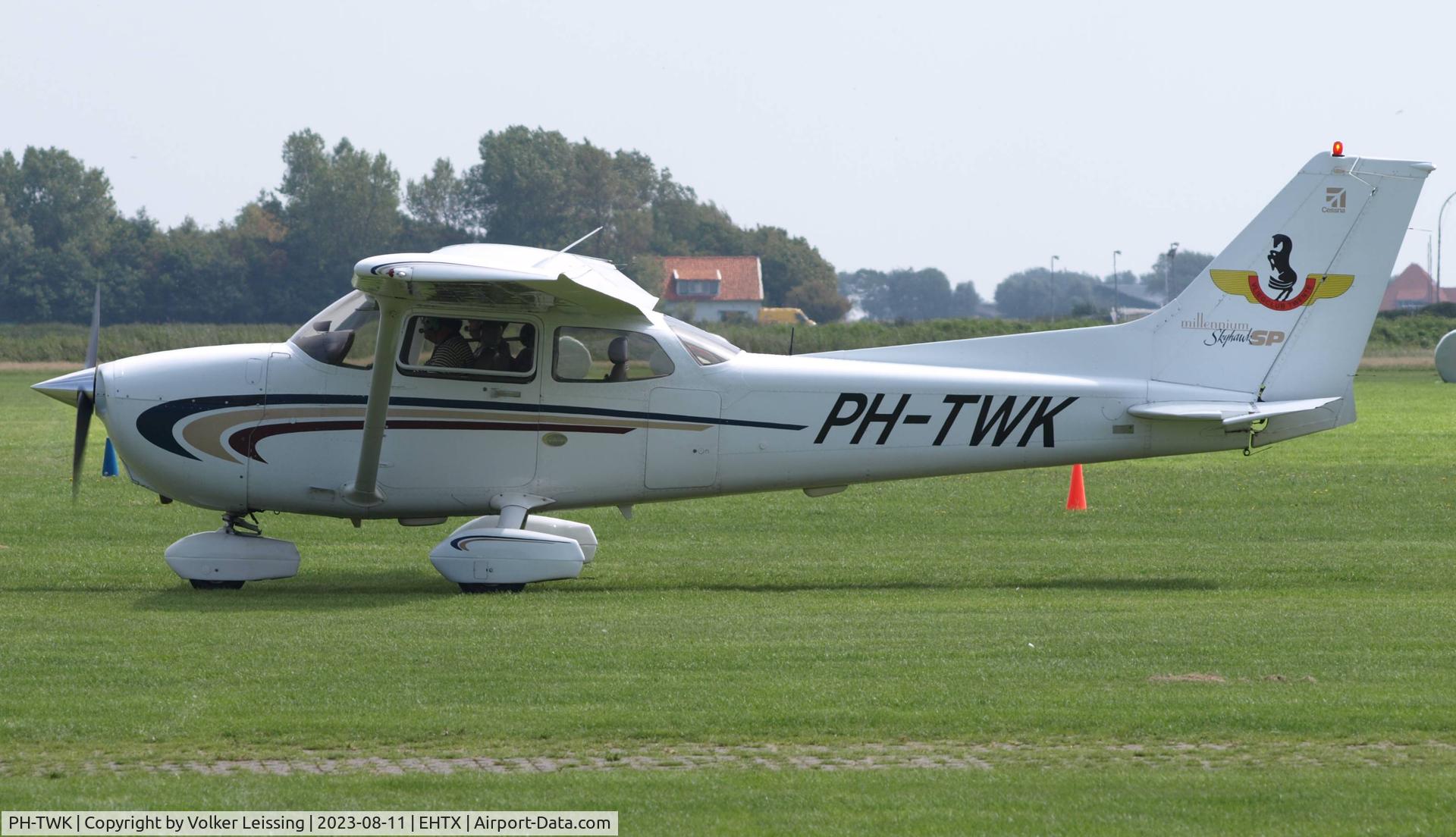 PH-TWK, 2000 Cessna 172S Skyhawk SP C/N 172S8533, taxi to rwy
new colour