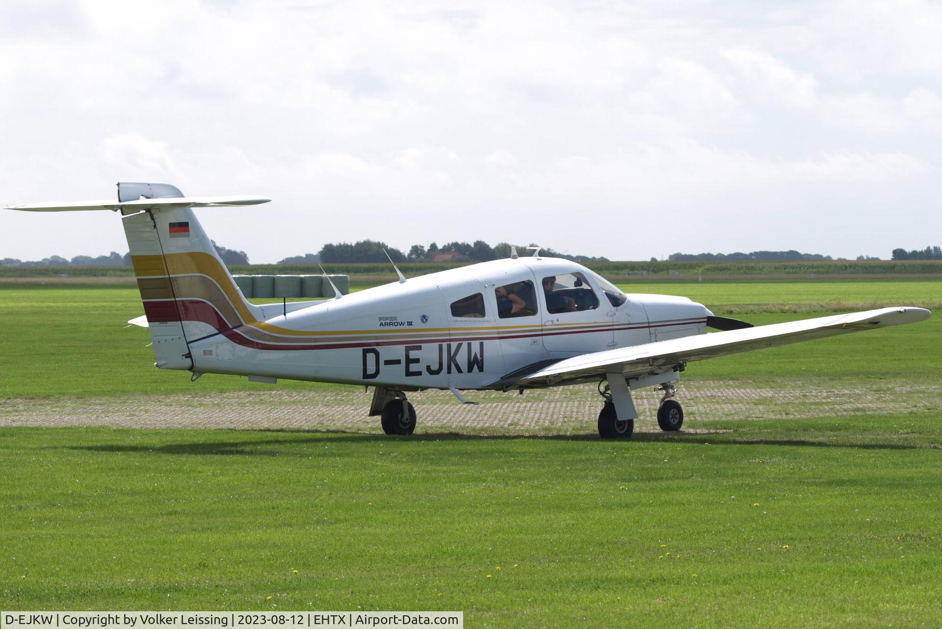 D-EJKW, 1979 Piper PA-28RT-201 Arrow IV C/N 28R-7918049, taxi to parking