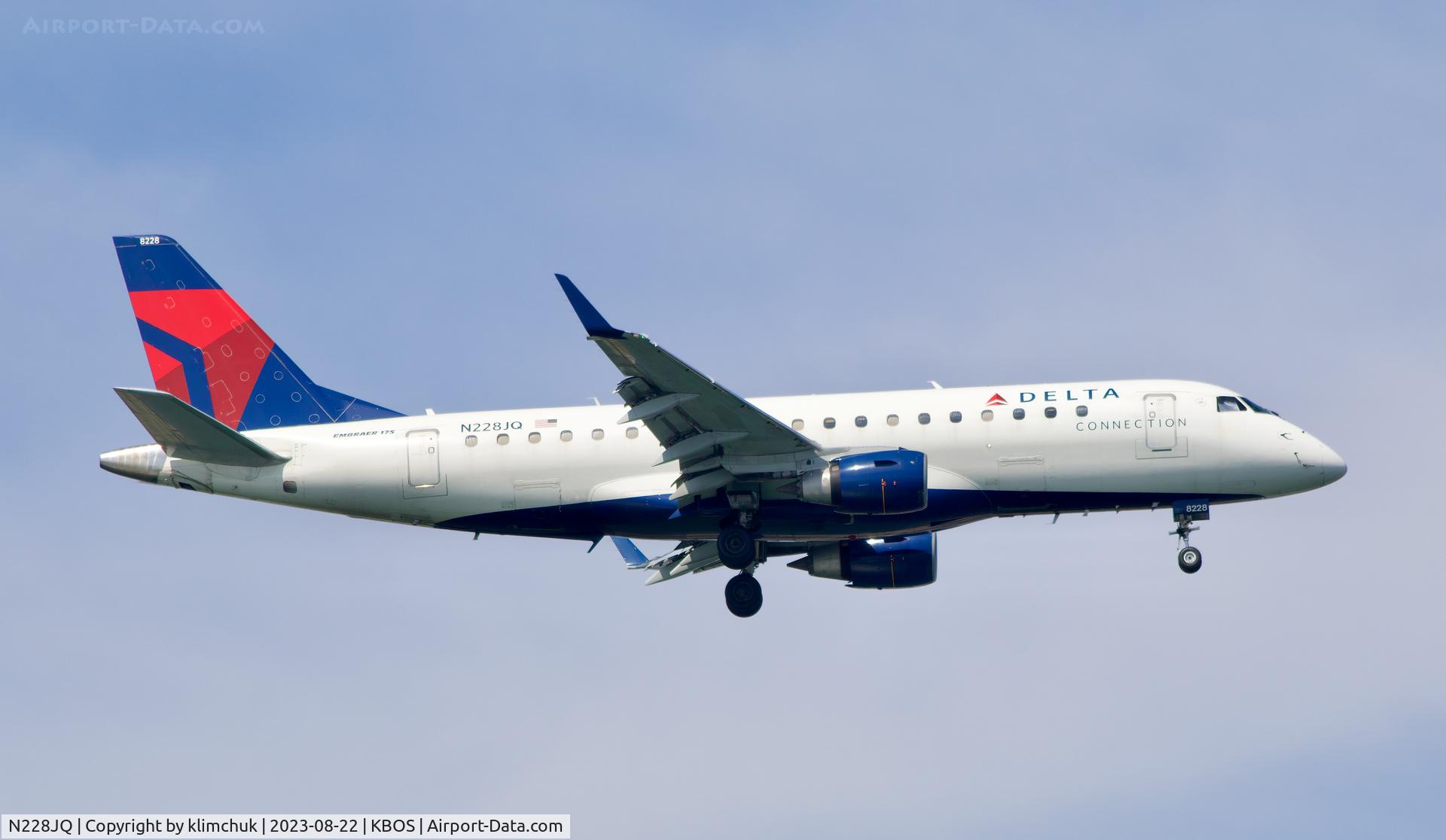N228JQ, Embraer ERJ170-200LR C/N 17000218, Landing in Boston