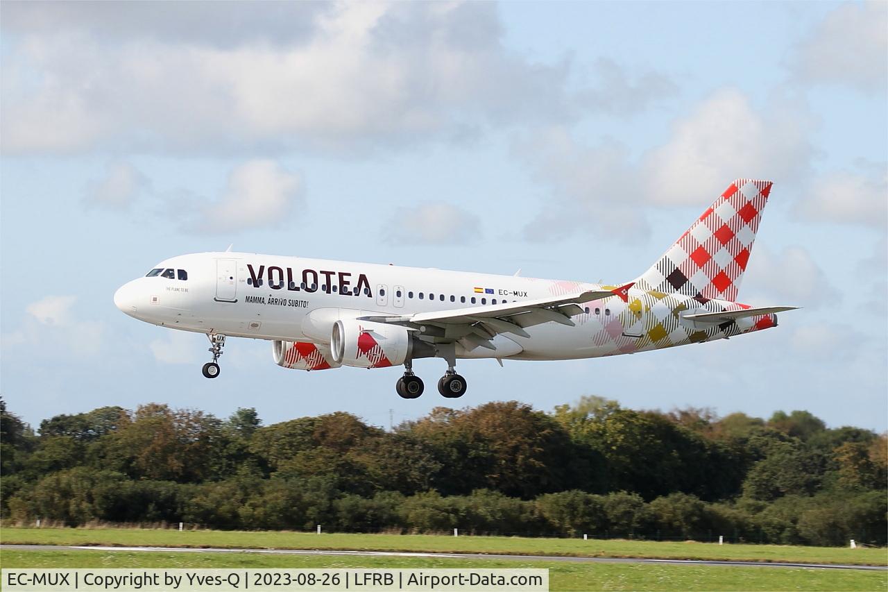 EC-MUX, 2003 Airbus A319-111 C/N 2037, Airbus A319-111, On final rwy 25L, Brest-Bretagne airport (LFRB-BES)