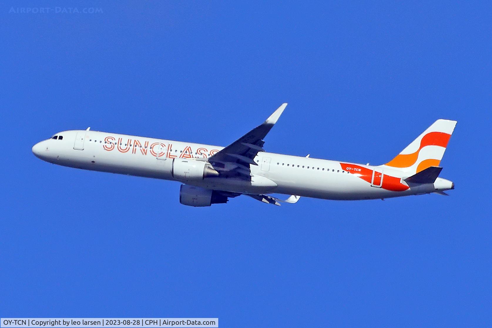OY-TCN, 2015 Airbus A321-211 C/N 6515, Copenhagen 28.8.2023.Change from white coat to Sunclass coulor scheme.