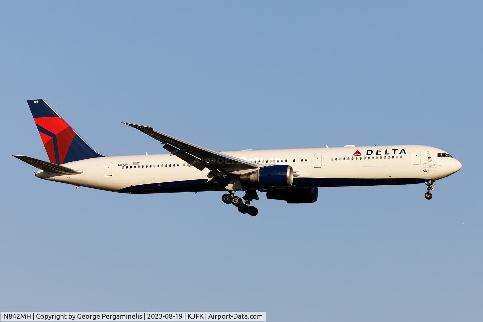 N842MH, 2001 Boeing 767-432/ER C/N 29715, Final 22L at JFK.