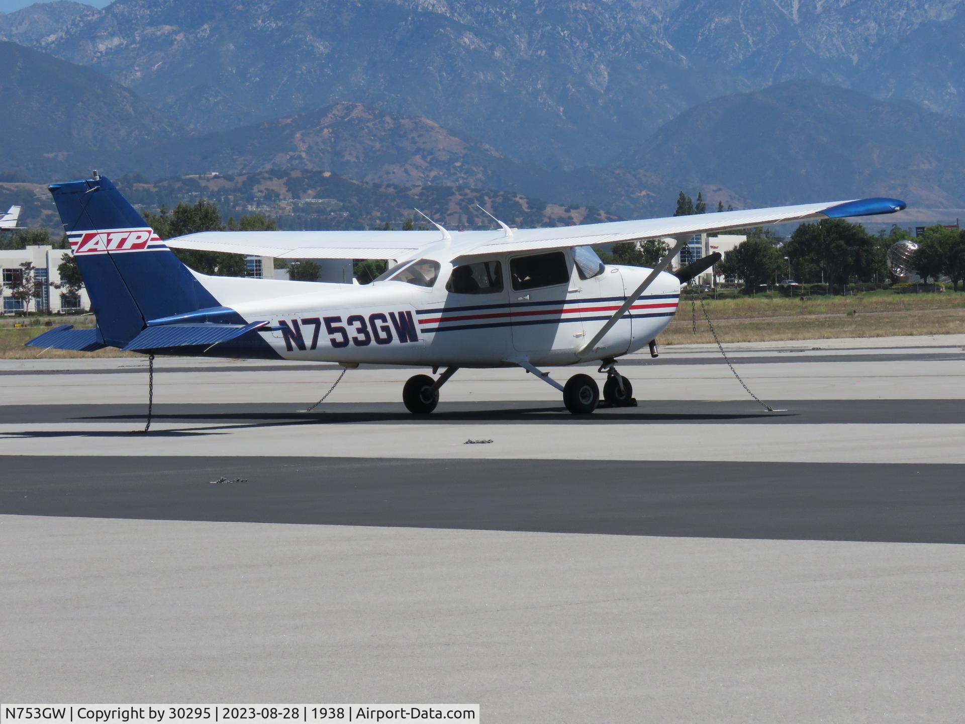 N753GW, 2001 Cessna 172S Skyhawk SP C/N 172S-8753, Parked