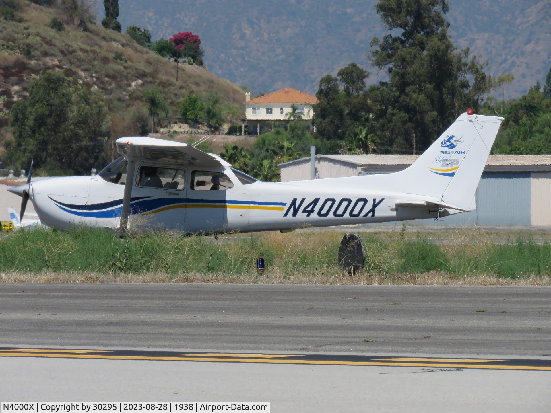 N4000X, 1998 Cessna 172S Skyhawk SP C/N 172S-8010, Stopped at taxiway